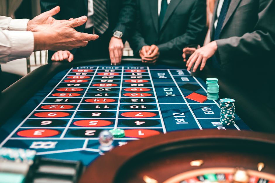 Poker Tells, Slot Myths, and the Real Math of iGaming